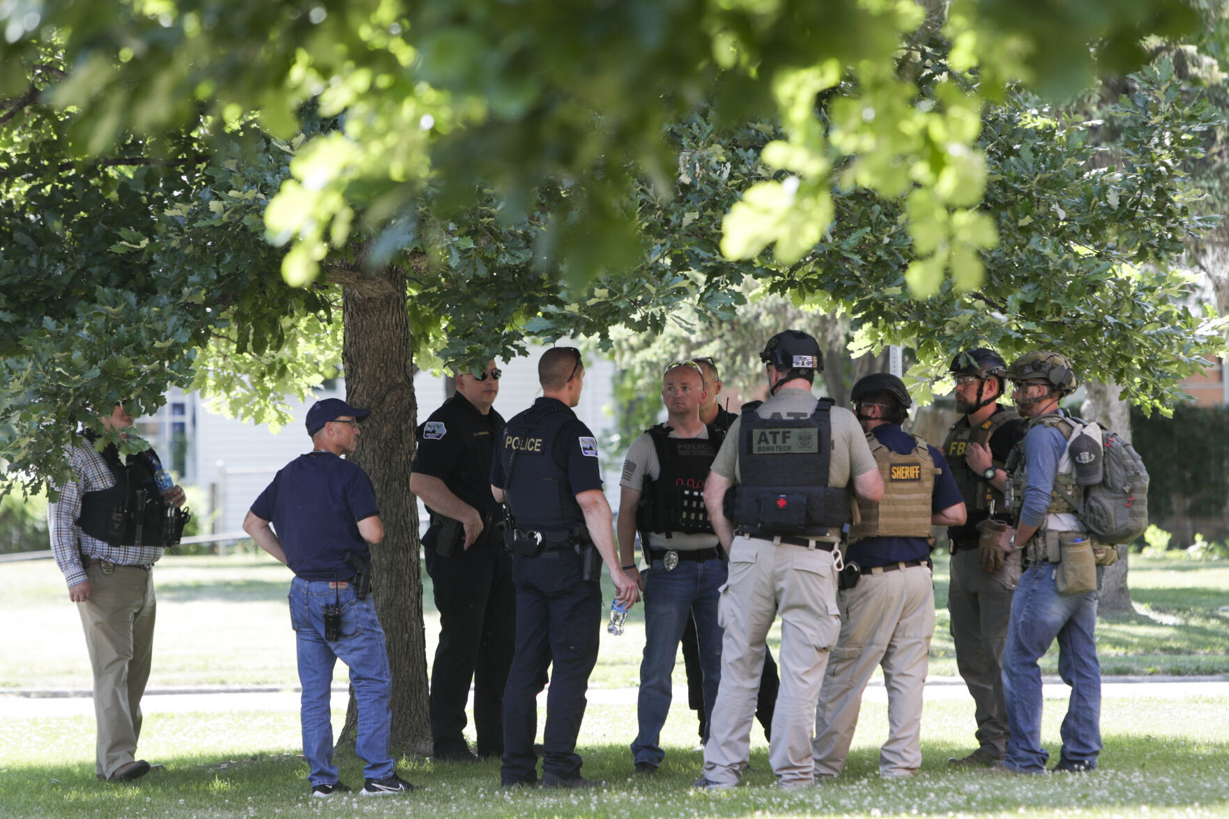 FBI, ATF Davenport Police surround home